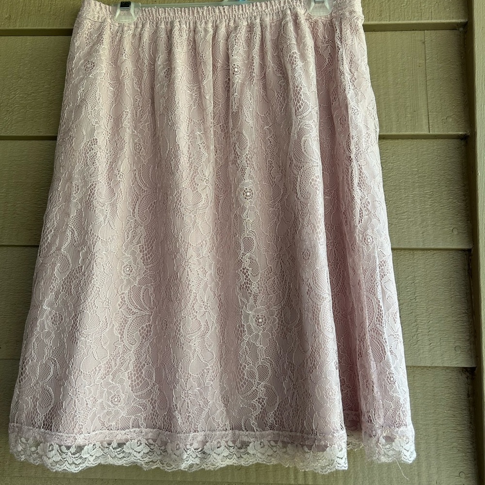 Loft pink lace skirt elastic waistband. Sz MP. Length 24”